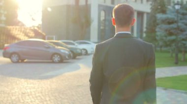 Genç, cana yakın bir iş adamı ofis binasına gönderildi.