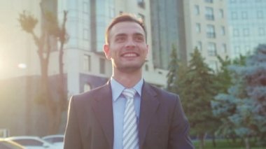 Başarılı genç işadamıportresi uzun yollar ofis binası gidiyor