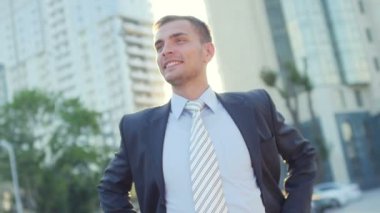 Ofis binası önünde duran çekici kendine güvenen işadamıportresi