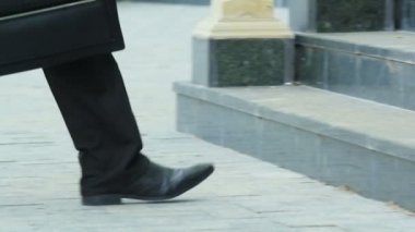 ofis binasına gönderilen cana uygun işadamı