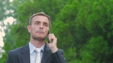 İşadamı telefonda konuşuyor.
