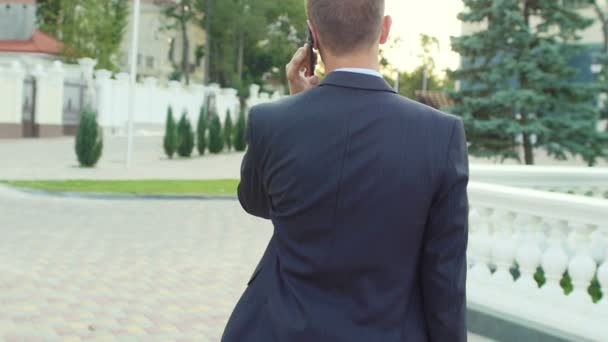 Jeune homme d'affaires heureux qui parle au téléphone — Video