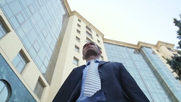 Junger, sympathischer Geschäftsmann ins Bürogebäude geschickt — Stockvideo