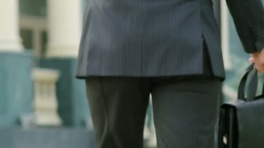 yürüyen telefonda konuşan işadamı