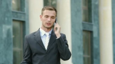 yürüyen telefonda konuşan işadamı