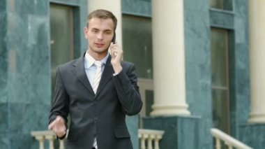 yürüyen telefonda konuşan işadamı