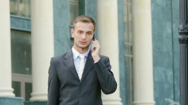 Businessman talking on the phone and very angry — Stock Video