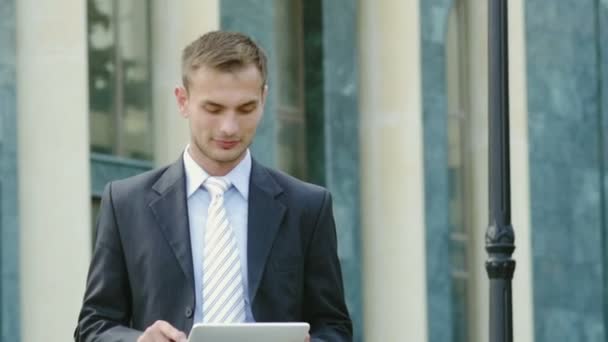 Adulto exitoso hombre de negocios utiliza la tableta — Vídeo de stock