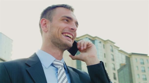 Young successful businessman talking on the phone — Stock Video