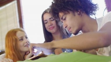 Grup üç hipster eğlenceli bir tablet bilgisayar kullanarak