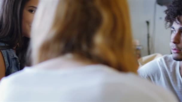 groupe de trois personnes assises sur le canapé parlant 