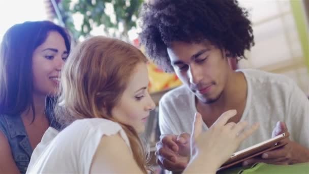 un groupe de plaisir hipster à l'aide d'une tablette 