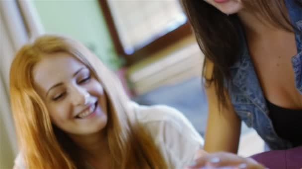 un groupe de plaisir hipster à l'aide d'une tablette 