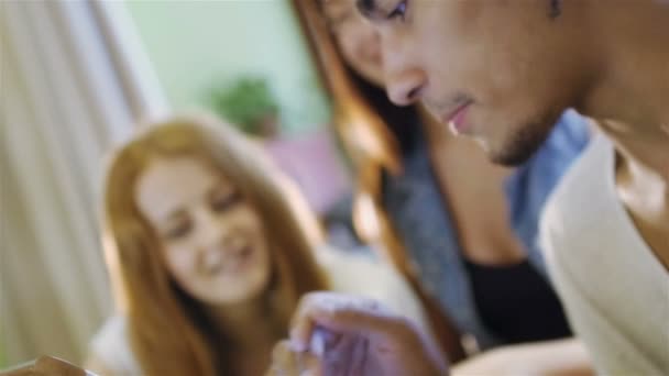 groupe de trois hipster amusant à l'aide d'un ordinateur tablette 