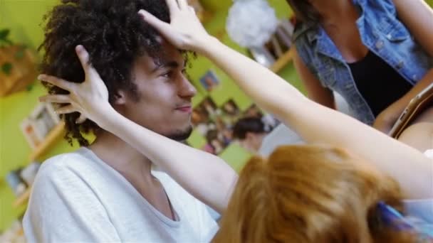 groupe de jeunes assis sur le canapé parler 