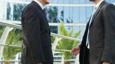 Ofis Binası yakınındaki konuşurken işadamları