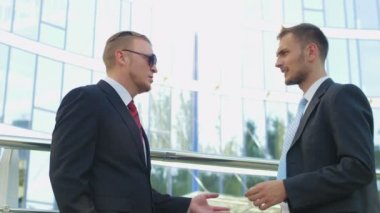 Ofis Binası yakınındaki konuşurken işadamları