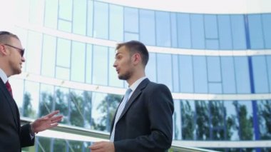 Ofis Binası yakınındaki konuşurken işadamları