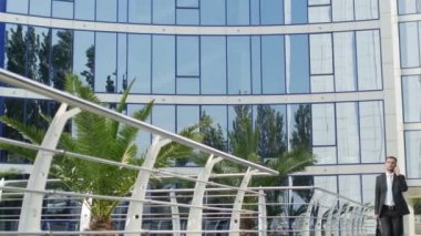 ofis binası dışında başarılı iş adamı