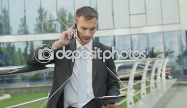 ofis binası dışında başarılı iş adamı