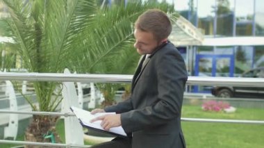 telefonda konuşurken başarılı bir iş adamı