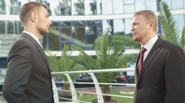 El sıkışma işadamı ofis binası yakınındaki