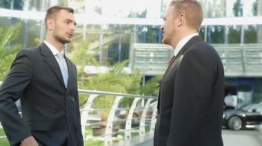 El sıkışma işadamı ofis binası yakınındaki