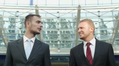 Ofis Binası boyunca gidiş iki iş adamları