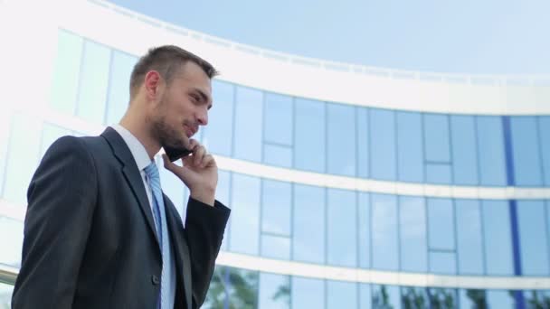 Jovem empresário de sucesso falando ao telefone — Vídeo de Stock