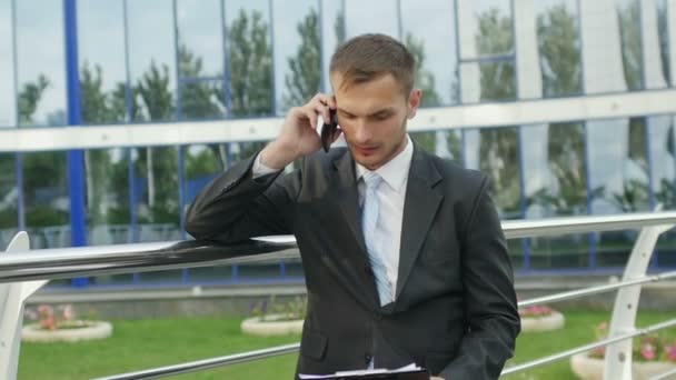 Hombre de negocios exitoso hablando por teléfono — Vídeo de stock