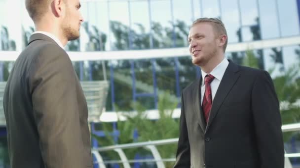 Handshake homme d'affaires près de l'immeuble de bureaux — Video