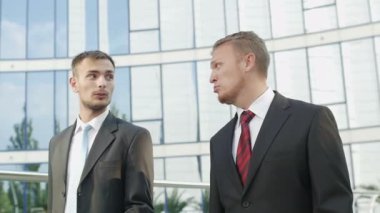 Ofis Binası boyunca gidiş iki iş adamları