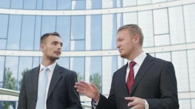Ofis Binası boyunca gidiş iki iş adamları