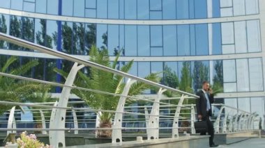 iş adam office binadan geliyor