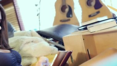 kanepede oturan tablet bilgisayar kullanan kadın