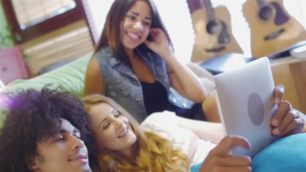 Hipsters comunican videoconferencia usando tableta — Vídeos de Stock