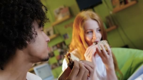 hipster manger et utiliser une tablette 