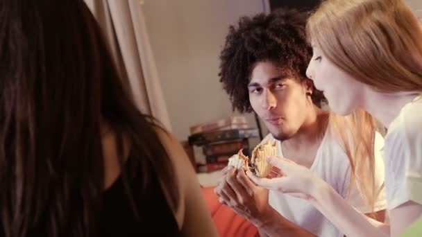 hipster manger et utiliser une tablette 