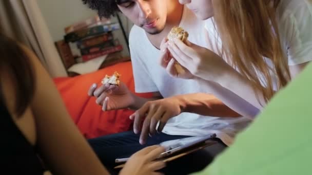 Hipster comer y usar una tableta — Vídeos de Stock