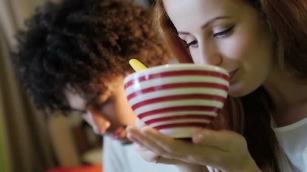 hipster manger et utiliser une tablette 