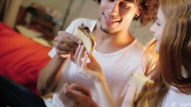 hipster manger et utiliser une tablette 