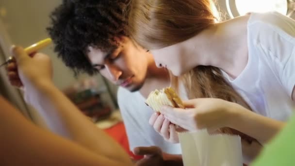 hipster manger et utiliser une tablette 