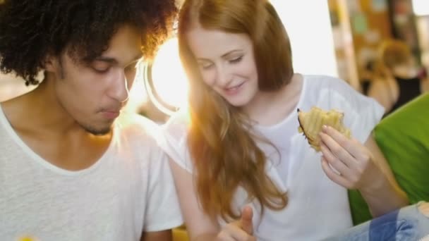 hipster manger et utiliser une tablette 