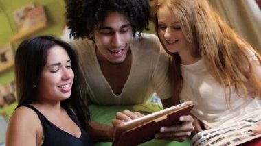 bir tablet bilgisayar kullanılarak hipster eğlenceli bir grup