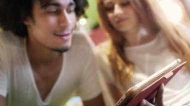 bir tablet bilgisayar kullanılarak hipster eğlenceli bir grup