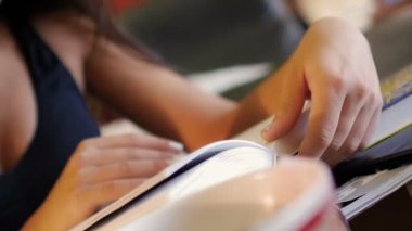 Tatlı kız bir kitap okuma