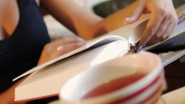 Tatlı kız bir kitap okuma