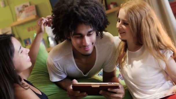 Grupa hipster zabawy przy użyciu komputera typu tablet — Wideo stockowe