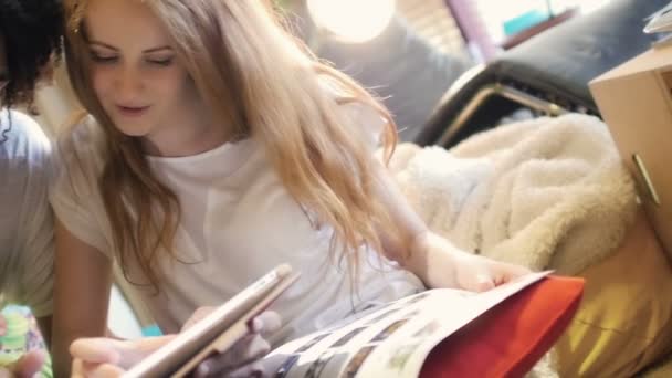 Een groep hipster plezier met behulp van een tablet pc — Stockvideo