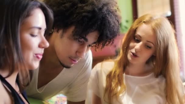 un groupe de plaisir hipster à l'aide d'une tablette 